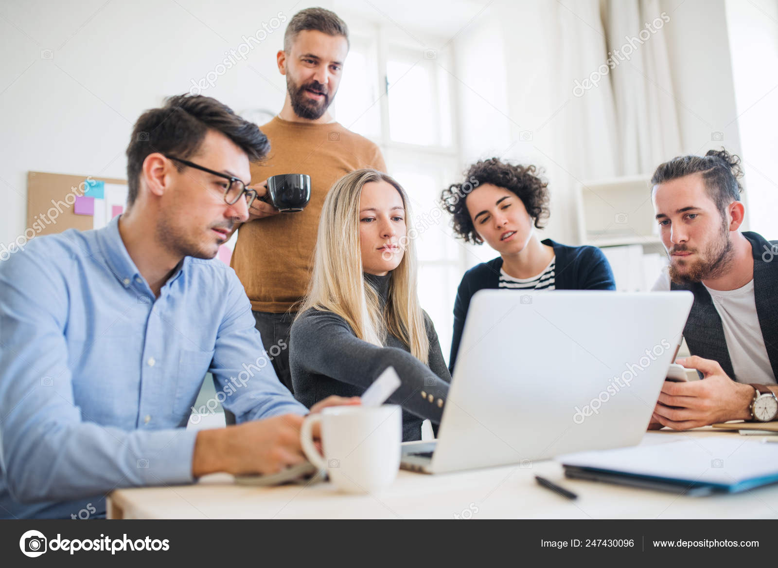 Jovens trabalhando com laptop